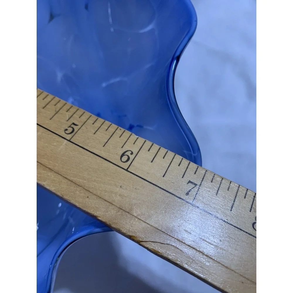 BLUE & WHITE ART GLASS SWIRL RUFFLED HANDKERCHIEF VASE VINTAGE - Picture 6 of 6